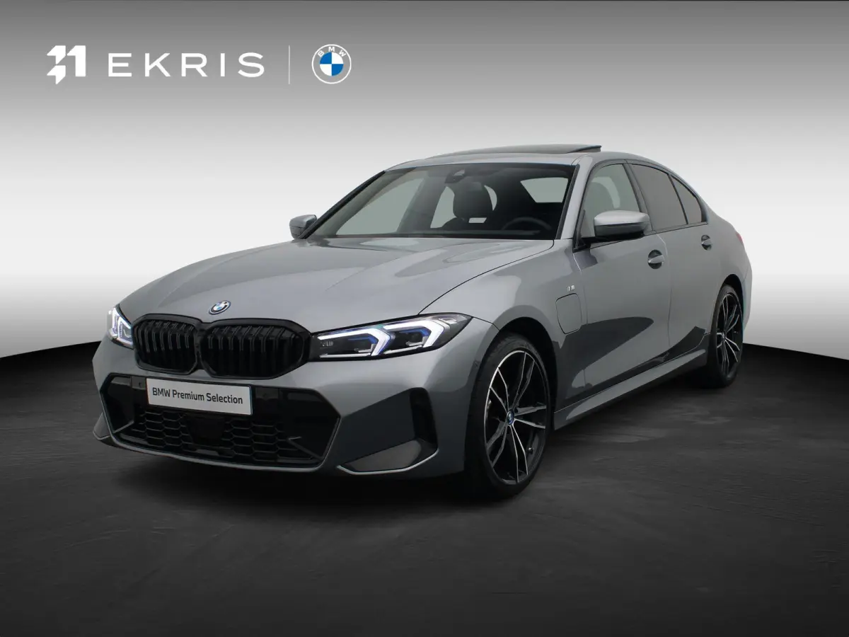 330e M Sportpakket | Travel Pack | Innovation Pack | SoH 98,6% | Stuurwielrand Verwarmd | Schuifdak | Active Cruise Control | 19''