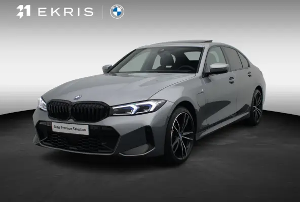 330e M Sportpakket | Travel Pack | Innovation Pack | Stuurwielrand Verwarmd | Schuifdak | Active Cruise Control | 19''