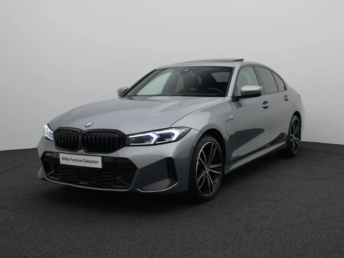 330e M Sportpakket | Travel Pack | Innovation Pack | SoH 98,6% | Stuurwielrand Verwarmd | Schuifdak | Active Cruise Control | 19''