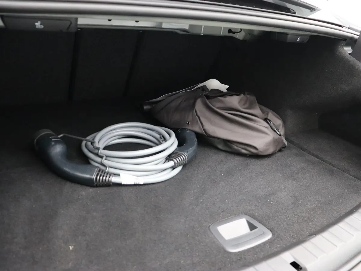 330e M Sportpakket | Travel Pack | Innovation Pack | SoH 98,6% | Stuurwielrand Verwarmd | Schuifdak | Active Cruise Control | 19''