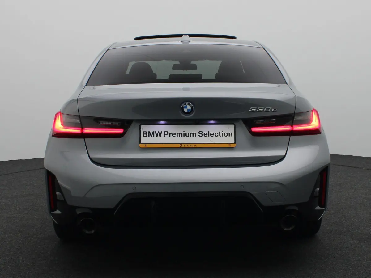 330e M Sportpakket | Travel Pack | Innovation Pack | SoH 98,6% | Stuurwielrand Verwarmd | Schuifdak | Active Cruise Control | 19''