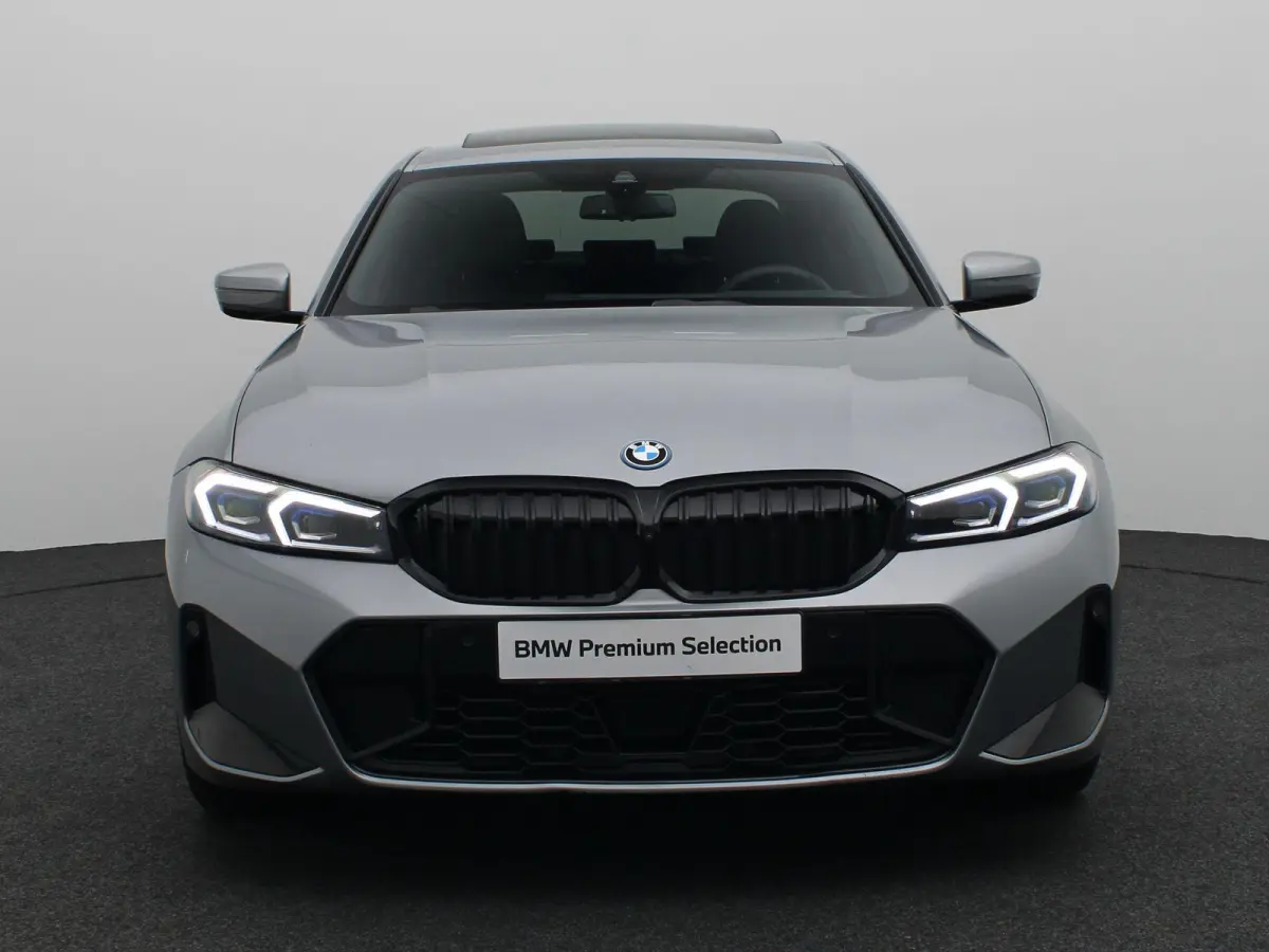 330e M Sportpakket | Travel Pack | Innovation Pack | SoH 98,6% | Stuurwielrand Verwarmd | Schuifdak | Active Cruise Control | 19''