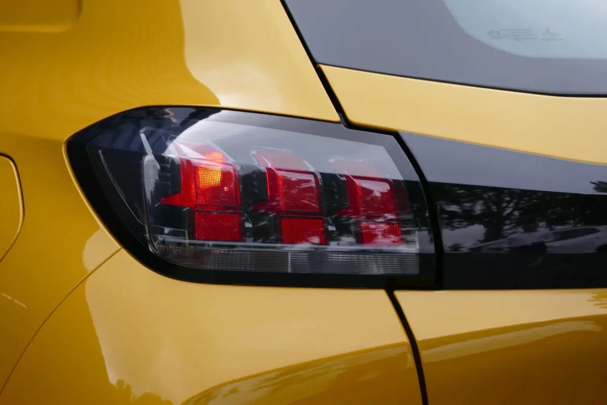 1.2 PURETECH 75PK ACTIVE / NAVI / AIRCO / LED / PDC / BLUETOOTH / CRUISECONTROL / 1E EIGENAAR / SCHITTERENDE STAAT !!