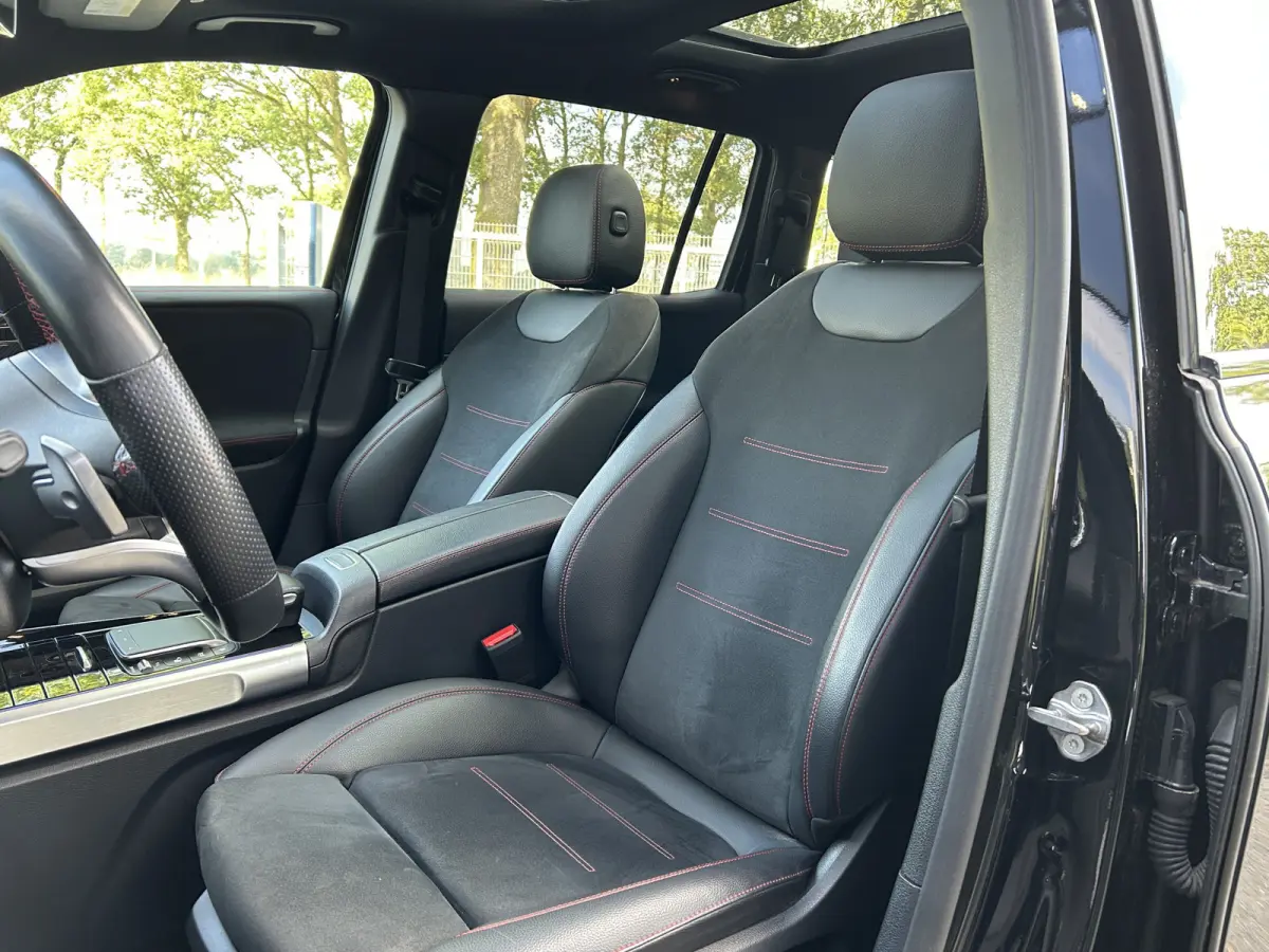 180 AMG 7-pers. // Trekhaak // Panoramadak // Memory // Keyless // Carplay // MultiBeam LED // Nightpakket // Sfeerverlichting
