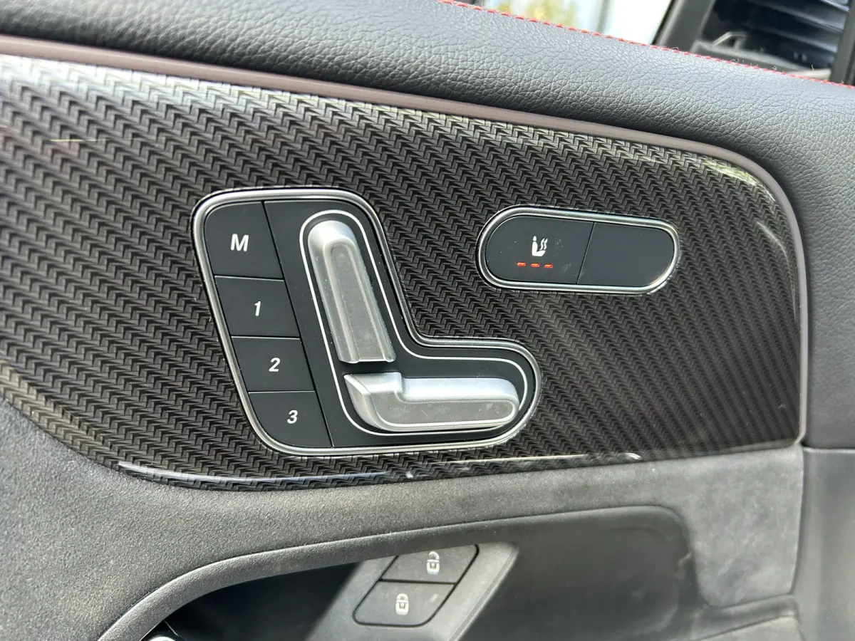 180 AMG 7-pers. // Trekhaak // Panoramadak // Memory // Keyless // Carplay // MultiBeam LED // Nightpakket // Sfeerverlichting