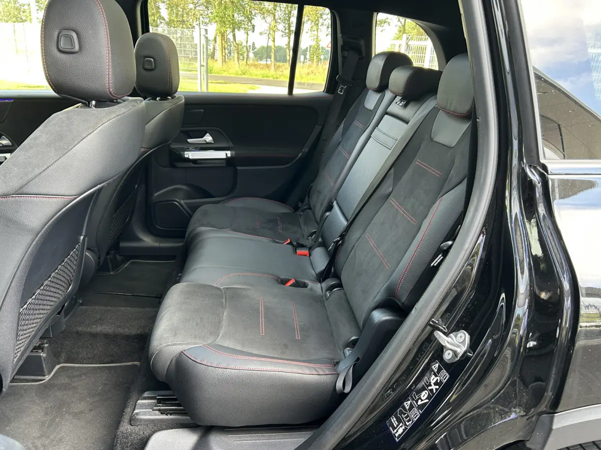 180 AMG 7-pers. // Trekhaak // Panoramadak // Memory // Keyless // Carplay // MultiBeam LED // Nightpakket // Sfeerverlichting
