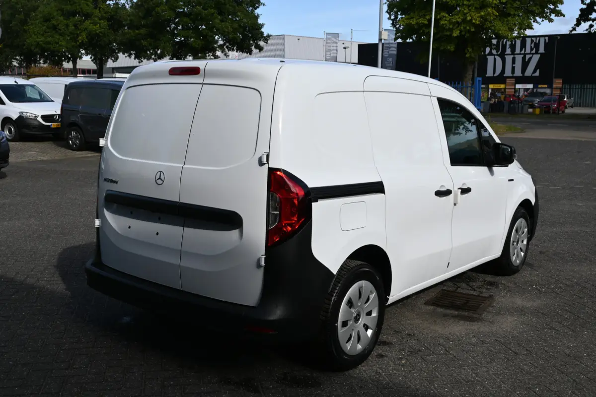 112 Base L1 51 kWh Snellader AC 22kW/DC 75kW, All Season banden, Etc.