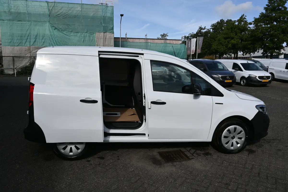 112 Base L1 51 kWh Snellader AC 22kW/DC 75kW, All Season banden, Etc.