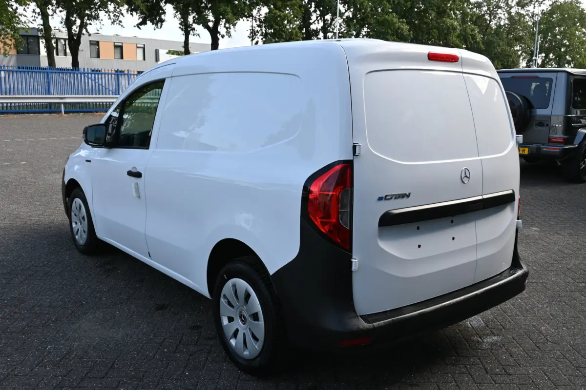 112 Base L1 51 kWh Snellader AC 22kW/DC 75kW, All Season banden, Etc.