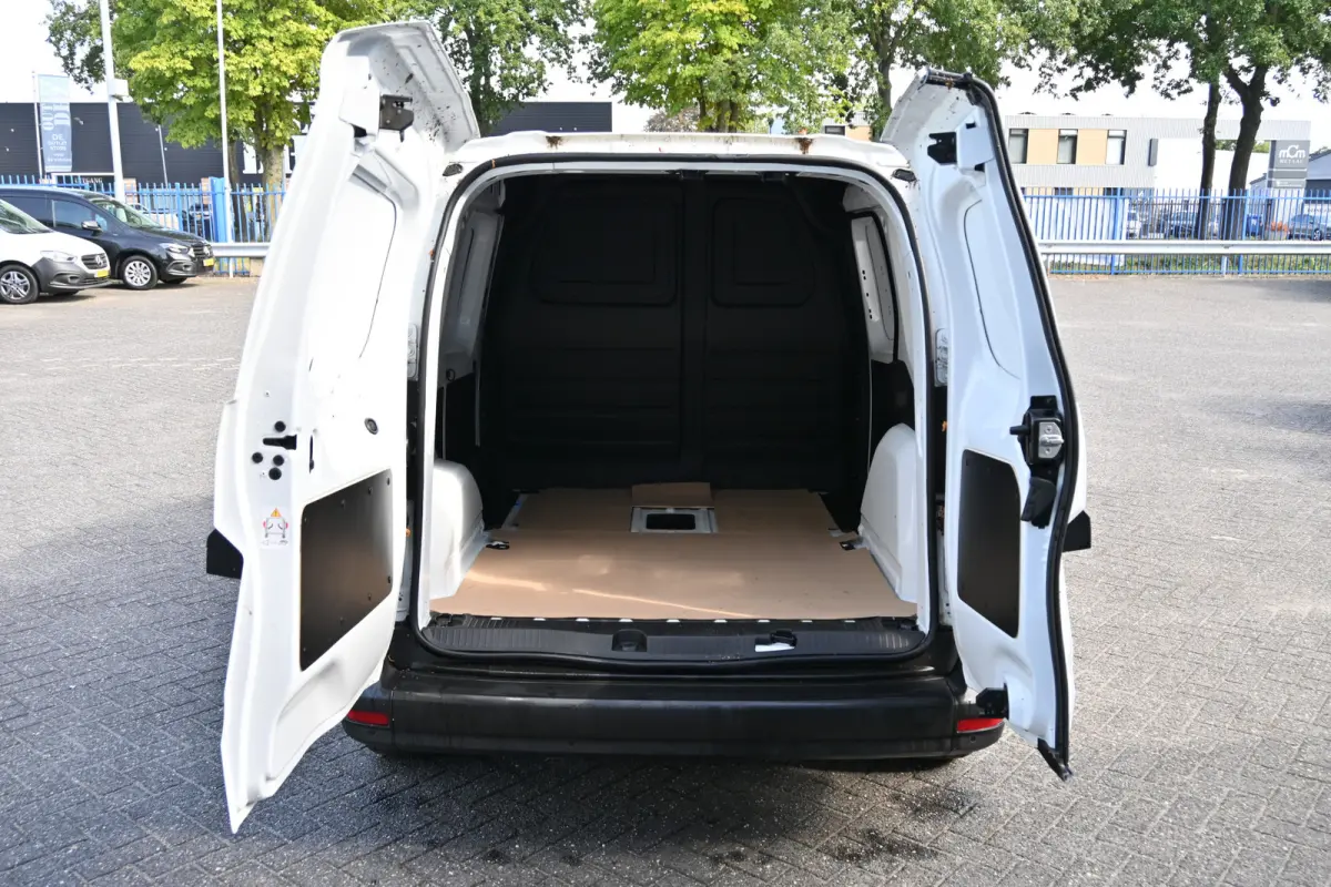 112 Base L1 51 kWh Snellader AC 22kW/DC 75kW, All Season banden, Etc.