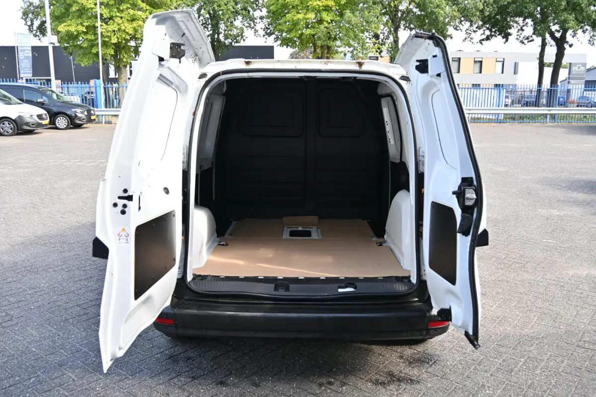 112 Base L1 51 kWh Snellader AC 22kW/DC 75kW, All Season banden, Etc.