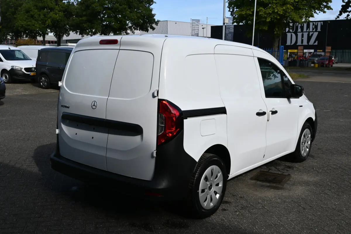 112 Base L1 51 kWh Snellader AC 22kW/DC 75kW, All Season banden, Etc.