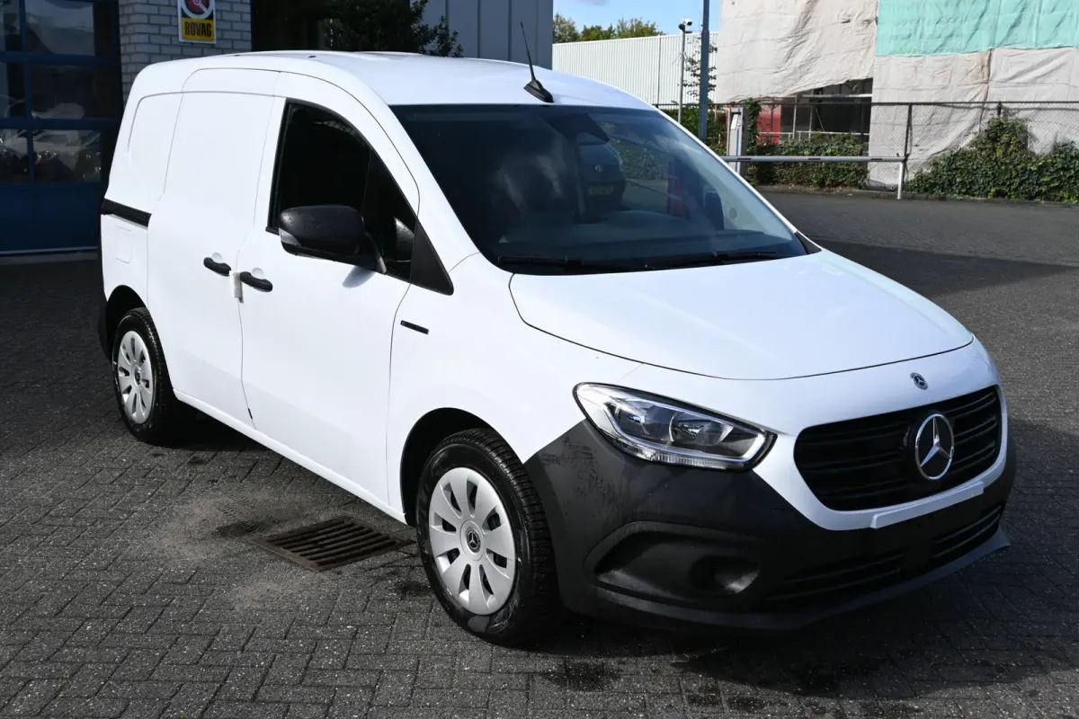 112 Base L1 51 kWh Snellader AC 22kW/DC 75kW, All Season banden, Etc.