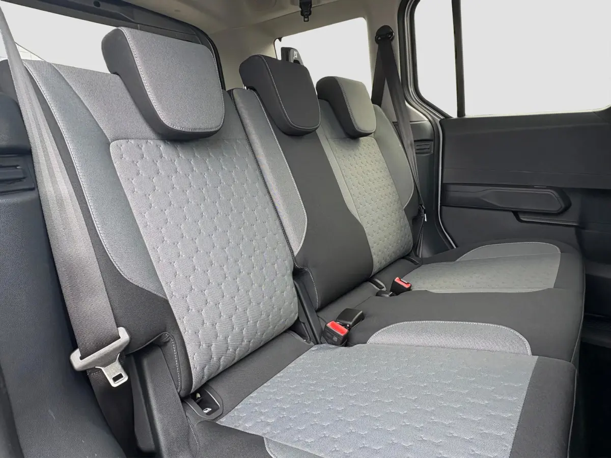BEV Titanium | €7.535,- korting !! | Driver Assistance Pack incl. navigatie | Trekhaak | | Achterlichten LED | BLIS met Cross Traffic Alert  | Beglazing achter verduisterd (Privacy Glass)