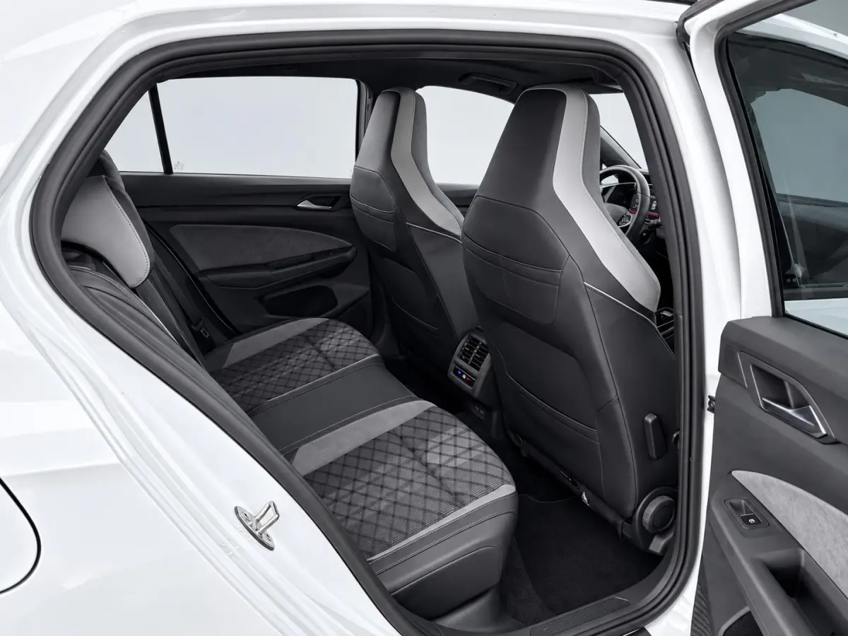 1.5 eTSI R-Line Business | Automaat | Panoramadak | 19 Inch Velgen | Black Style | Stoel/ Stuurverwarming | Achteruitrijcamera | Apple CarPlay/ Android Auto | Full-LED |