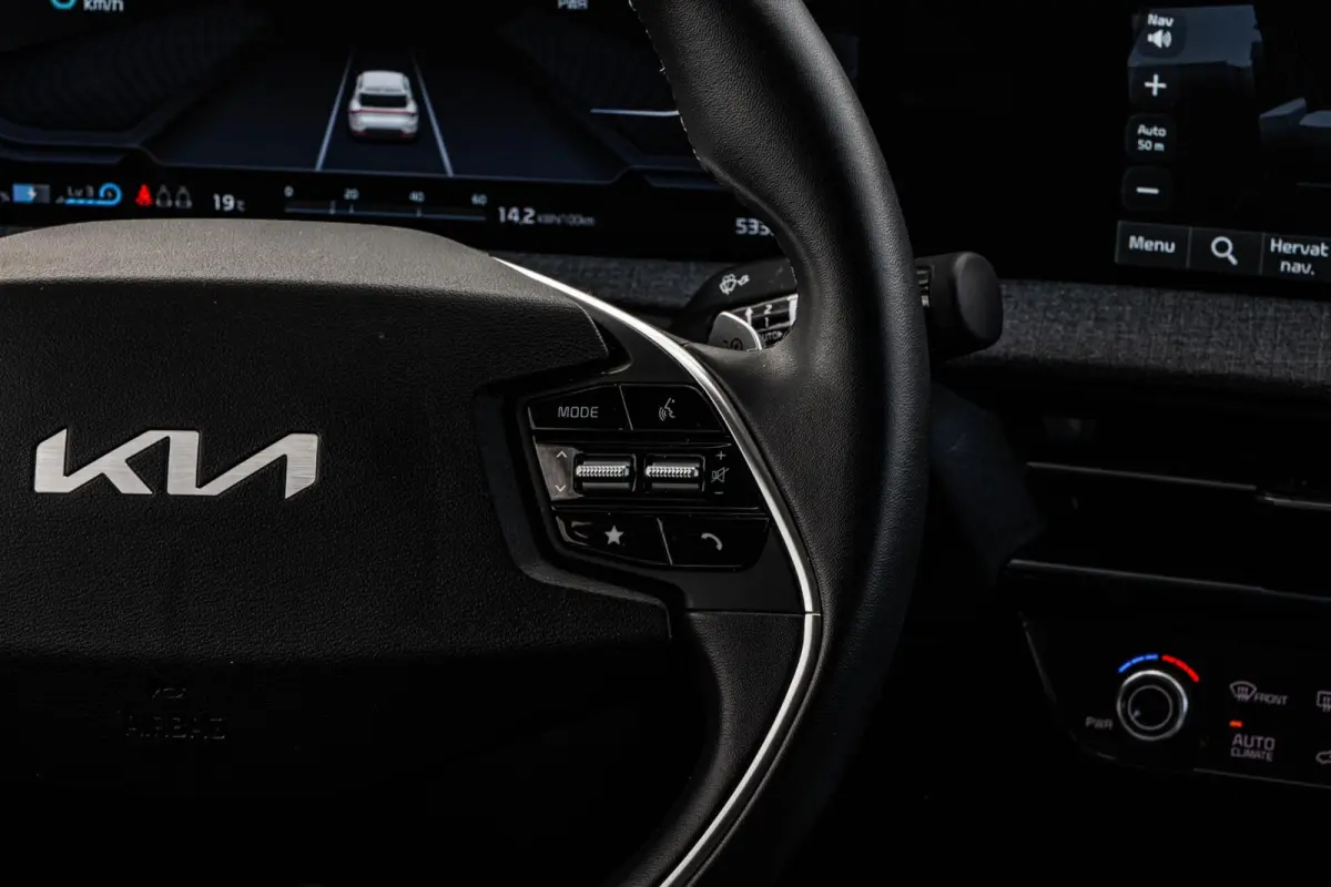 Light 77.4 kWh | SOH 100% | Trekhaak | ACC | Camera | LED | Keyless | Navigatie | Apple Carplay/Android Auto | Dealeronderhouden | 19"
