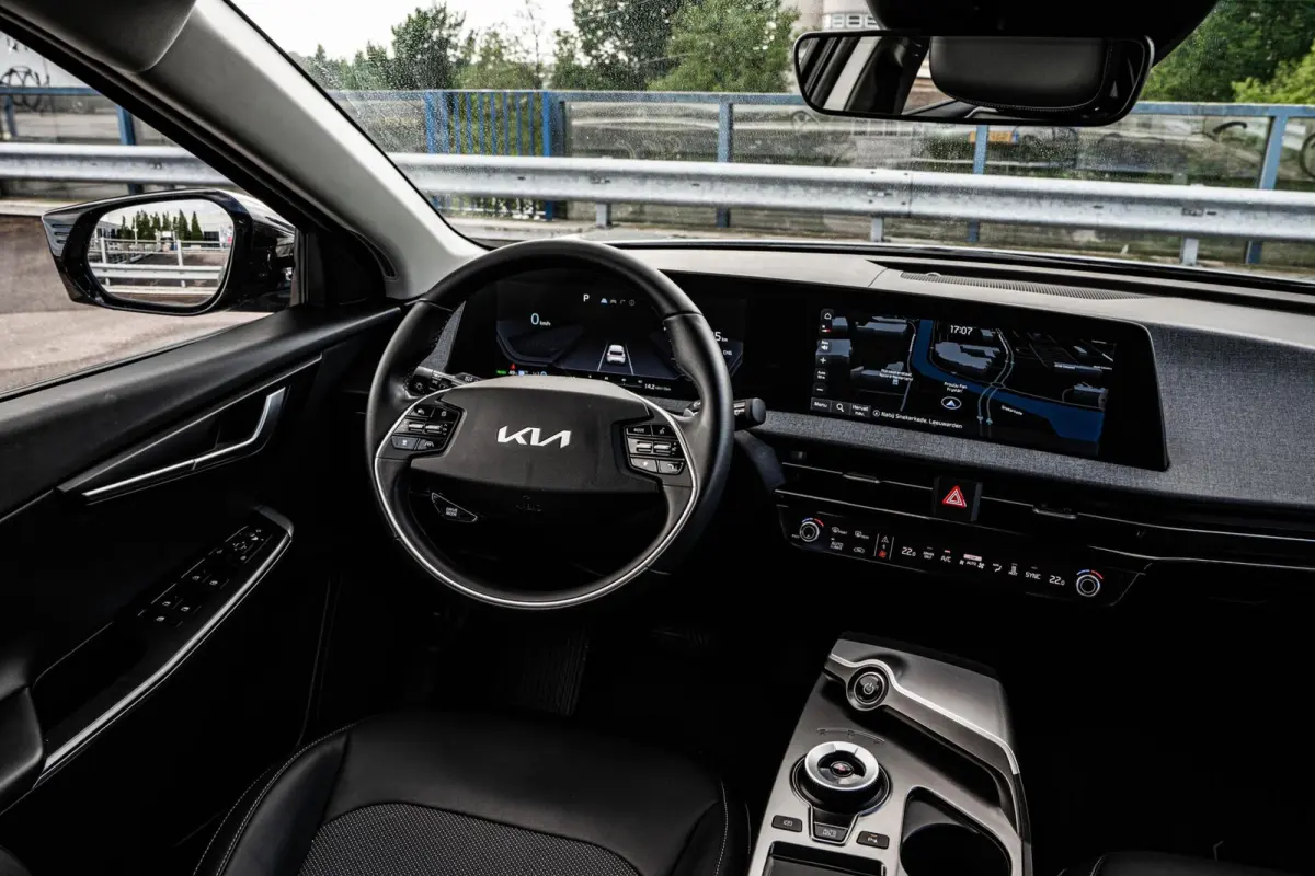 Light 77.4 kWh | SOH 100% | Trekhaak | ACC | Camera | LED | Keyless | Navigatie | Apple Carplay/Android Auto | Dealeronderhouden | 19"