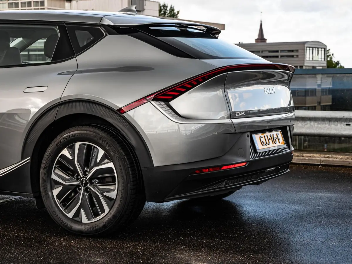 Light 77.4 kWh | SOH 100% | Trekhaak | ACC | Camera | LED | Keyless | Navigatie | Apple Carplay/Android Auto | Dealeronderhouden | 19"