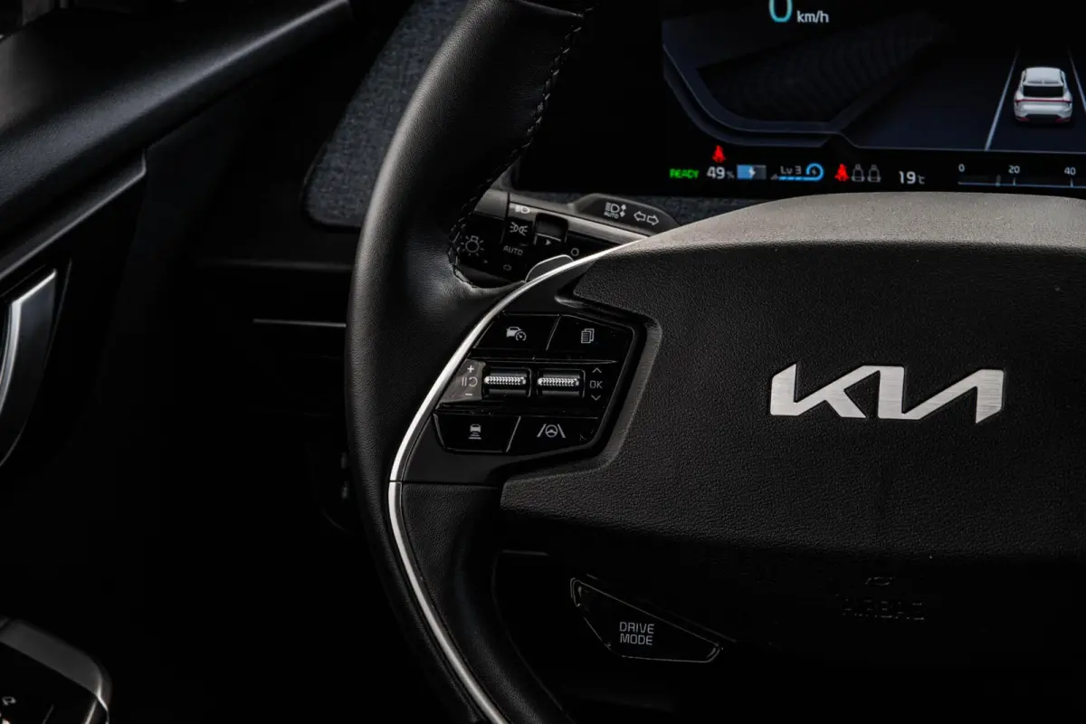 Light 77.4 kWh | SOH 100% | Trekhaak | ACC | Camera | LED | Keyless | Navigatie | Apple Carplay/Android Auto | Dealeronderhouden | 19"