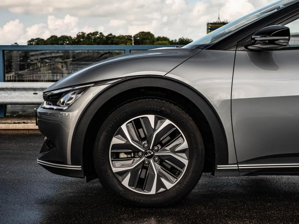 Light 77.4 kWh | SOH 100% | Trekhaak | ACC | Camera | LED | Keyless | Navigatie | Apple Carplay/Android Auto | Dealeronderhouden | 19"