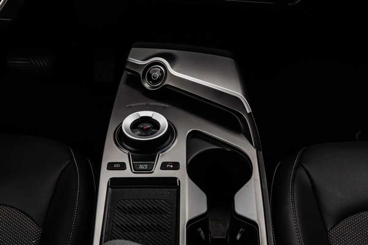 Light 77.4 kWh | SOH 100% | Trekhaak | ACC | Camera | LED | Keyless | Navigatie | Apple Carplay/Android Auto | Dealeronderhouden | 19"