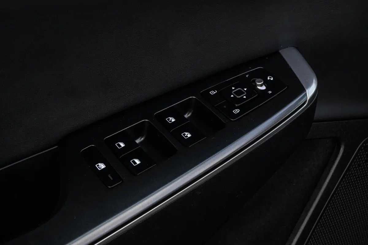 Light 77.4 kWh | SOH 100% | Trekhaak | ACC | Camera | LED | Keyless | Navigatie | Apple Carplay/Android Auto | Dealeronderhouden | 19"