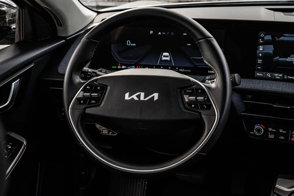 Light 77.4 kWh | SOH 100% | Trekhaak | ACC | Camera | LED | Keyless | Navigatie | Apple Carplay/Android Auto | Dealeronderhouden | 19"