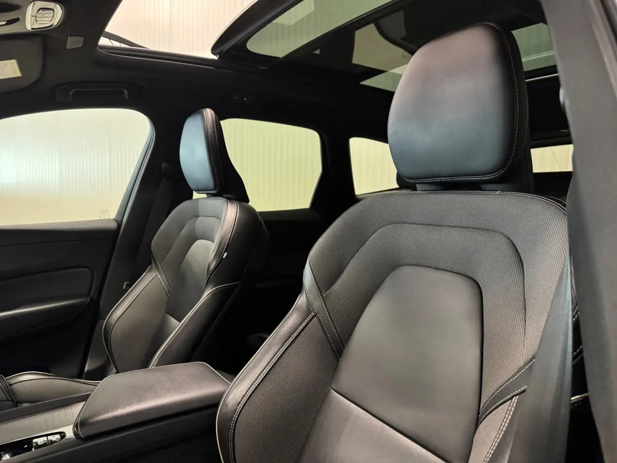 2.0 T6 Plug-in hybrid AWD R Design | PANO | BLACK DESIGN | TREKHAAK | H&K