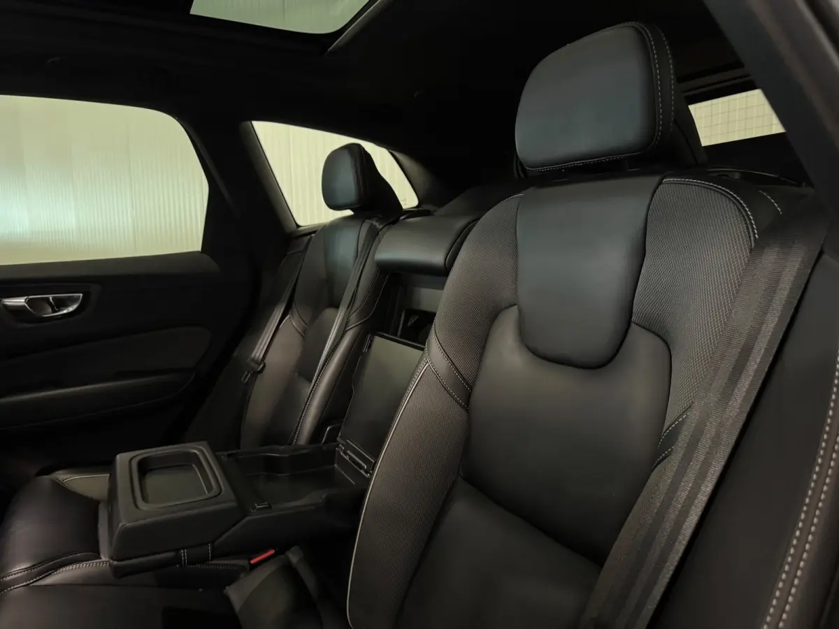 2.0 T6 Plug-in hybrid AWD R Design | PANO | BLACK DESIGN | TREKHAAK | H&K