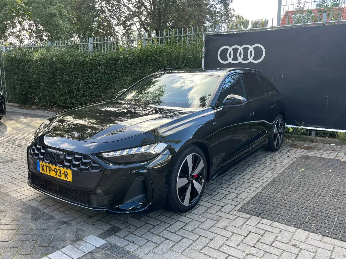 S edition | Trekhaak | Side assist | Remzadels rood | Optiek zwart | Privacy glas |