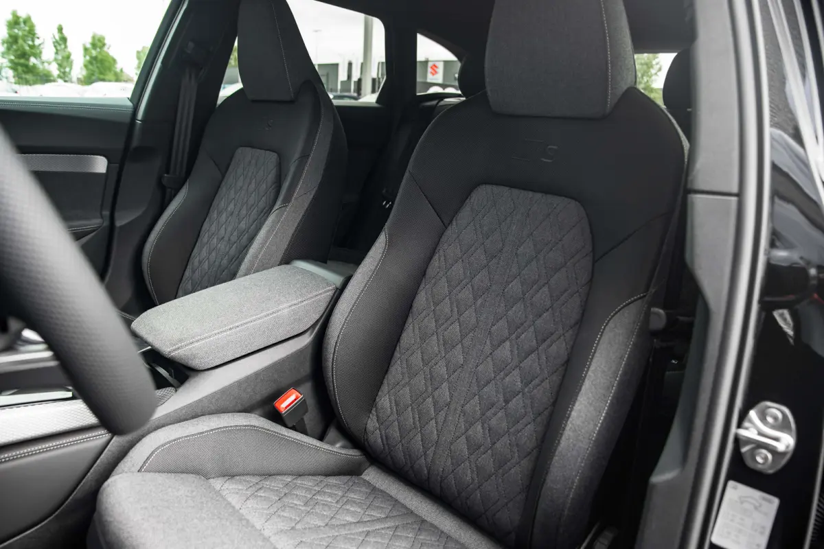 S edition | Trekhaak | Side assist | Remzadels rood | Optiek zwart | Privacy glas |