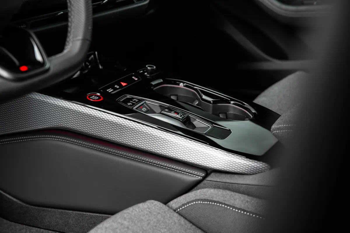 S edition | Trekhaak | Side assist | Remzadels rood | Optiek zwart | Privacy glas |