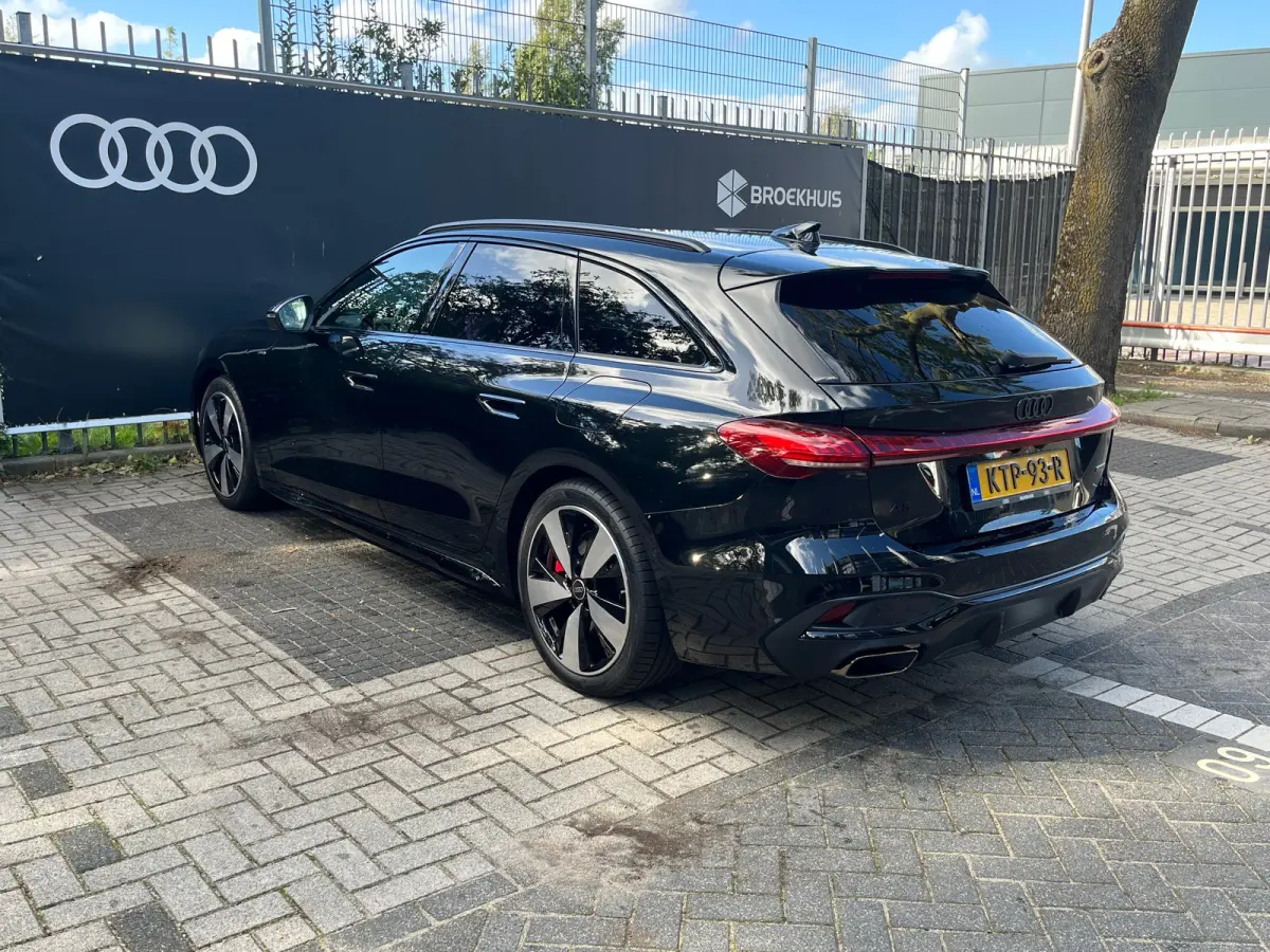S edition | Trekhaak | Side assist | Remzadels rood | Optiek zwart | Privacy glas |