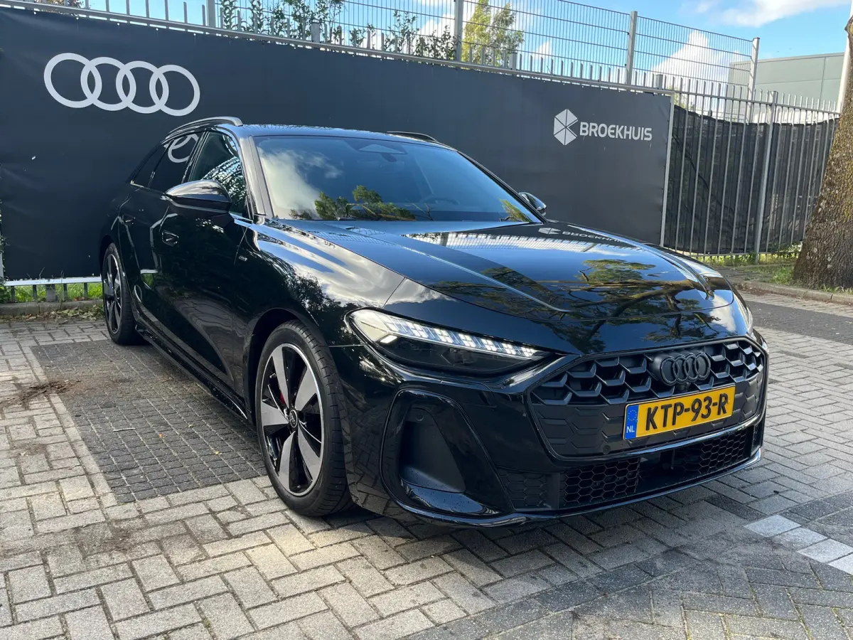 S edition | Trekhaak | Side assist | Remzadels rood | Optiek zwart | Privacy glas |