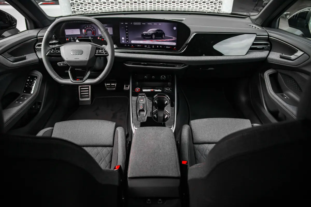 S edition | Trekhaak | Side assist | Remzadels rood | Optiek zwart | Privacy glas |