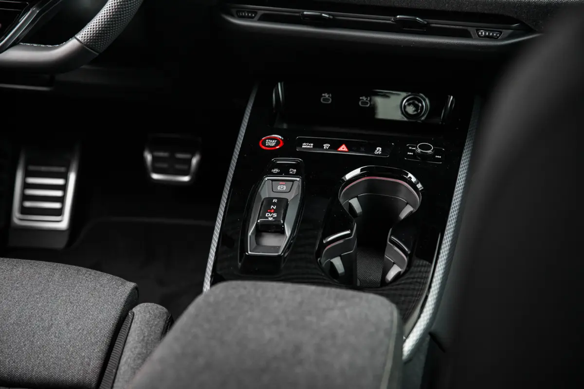 S edition | Trekhaak | Side assist | Remzadels rood | Optiek zwart | Privacy glas |