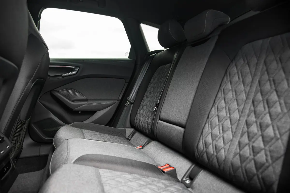 S edition | Trekhaak | Side assist | Remzadels rood | Optiek zwart | Privacy glas |