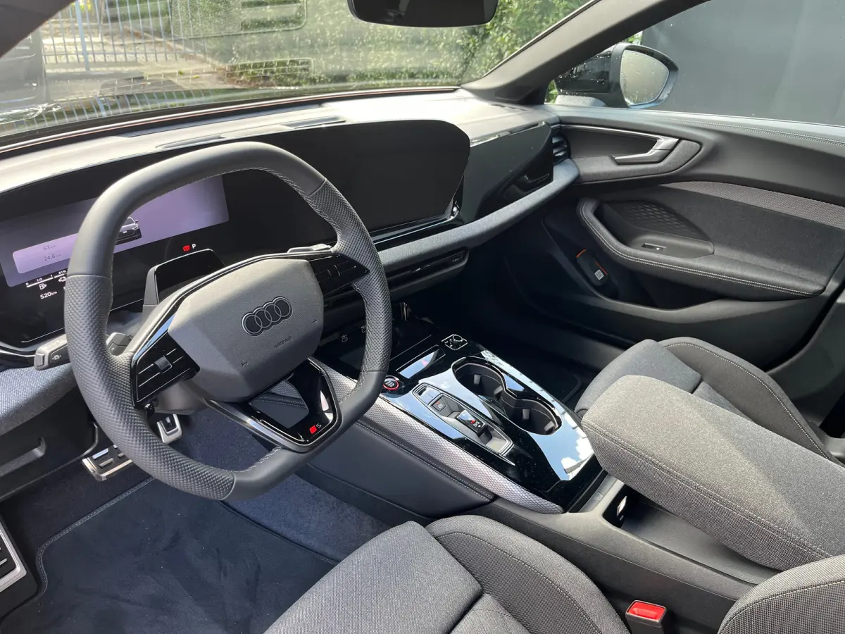 S edition | Trekhaak | Side assist | Remzadels rood | Optiek zwart | Privacy glas |