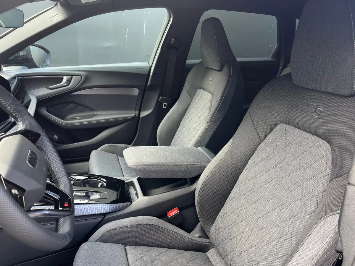 S edition | Trekhaak | Side assist | Remzadels rood | Optiek zwart | Privacy glas |