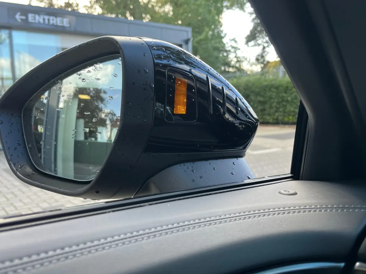 S edition | Trekhaak | Side assist | Remzadels rood | Optiek zwart | Privacy glas |