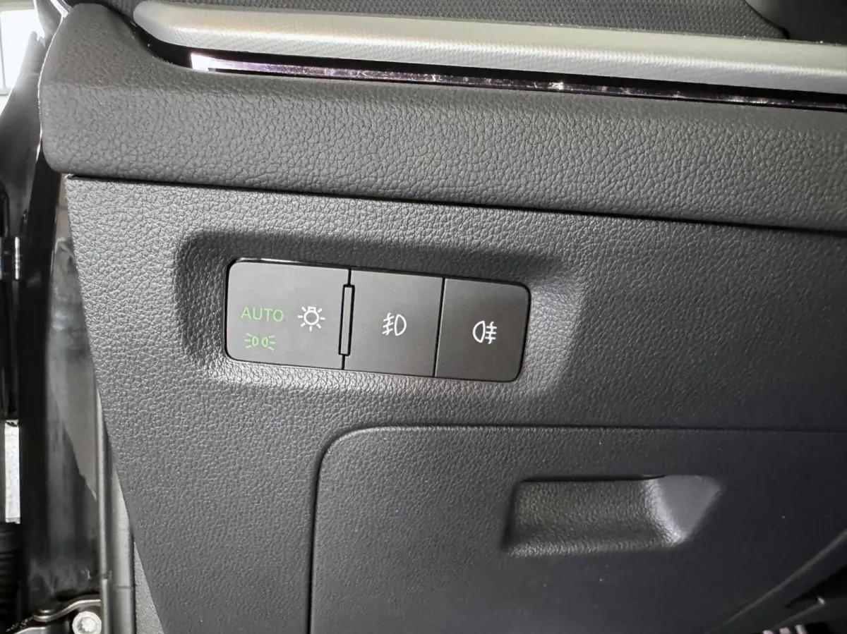 1.0 TSI Greentech 81kW Sport Business|Navi|CarPlay|Elektr.Wegklapbare Trekhaak|