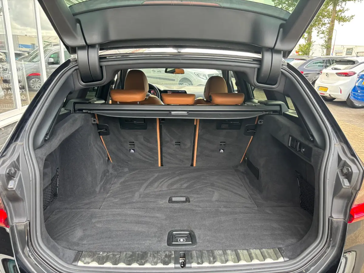 318i High Executive Edition | M Pakket | Shadow Line | Assisted Driving | Trekhaak