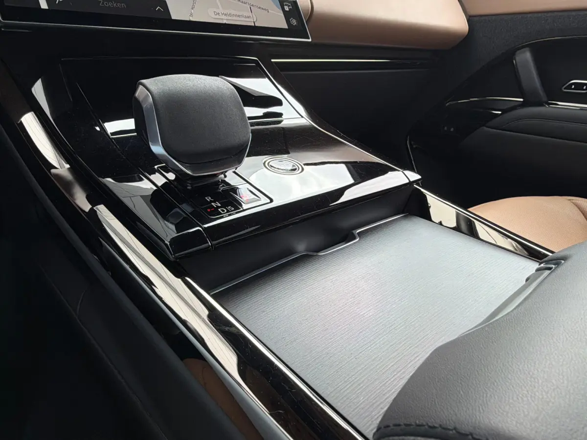 P550e Autobiography | Vierwielsturing | Afn trekhaak | Massage | 23" Carbon | Softclose | Koelbox | Head-Up