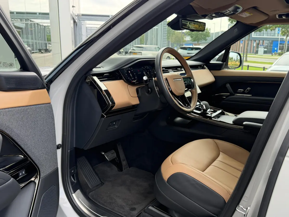 P550e Autobiography | Vierwielsturing | Afn trekhaak | Massage | 23" Carbon | Softclose | Koelbox | Head-Up