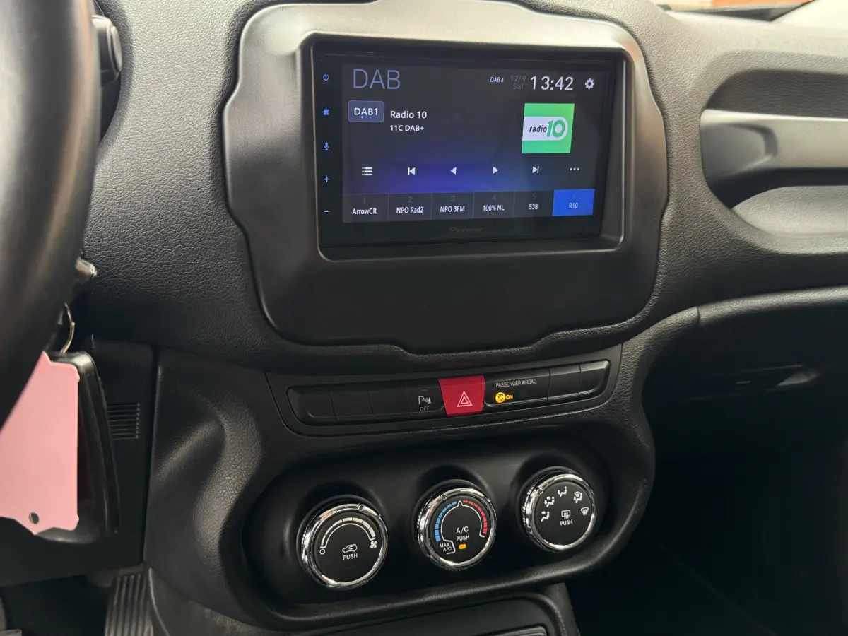110 E-Torq Black Line | Trekhaak | Carplay/Android Auto | Parkeersensoren achter | Cruise Control | Airco |