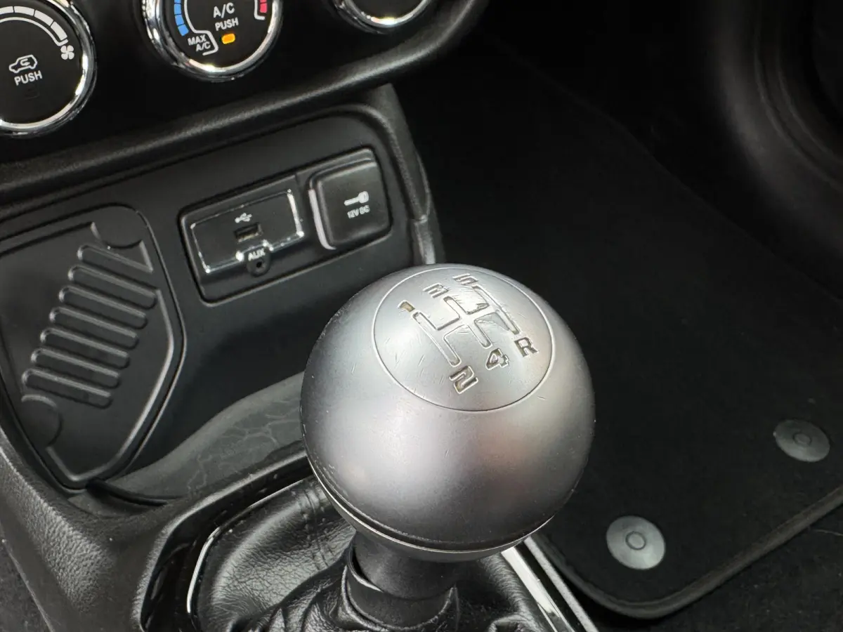 110 E-Torq Black Line | Trekhaak | Carplay/Android Auto | Parkeersensoren achter | Cruise Control | Airco |