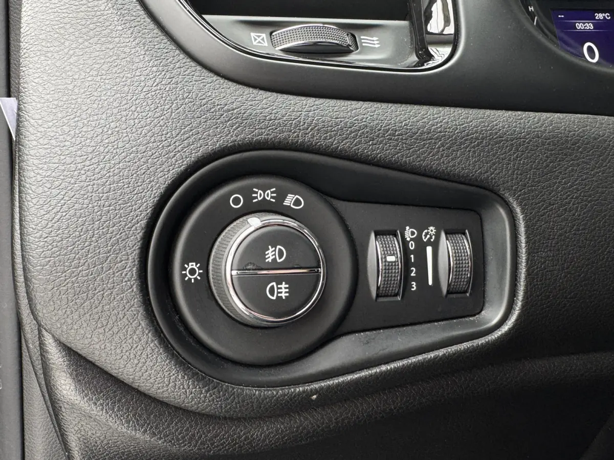 110 E-Torq Black Line | Trekhaak | Carplay/Android Auto | Parkeersensoren achter | Cruise Control | Airco |