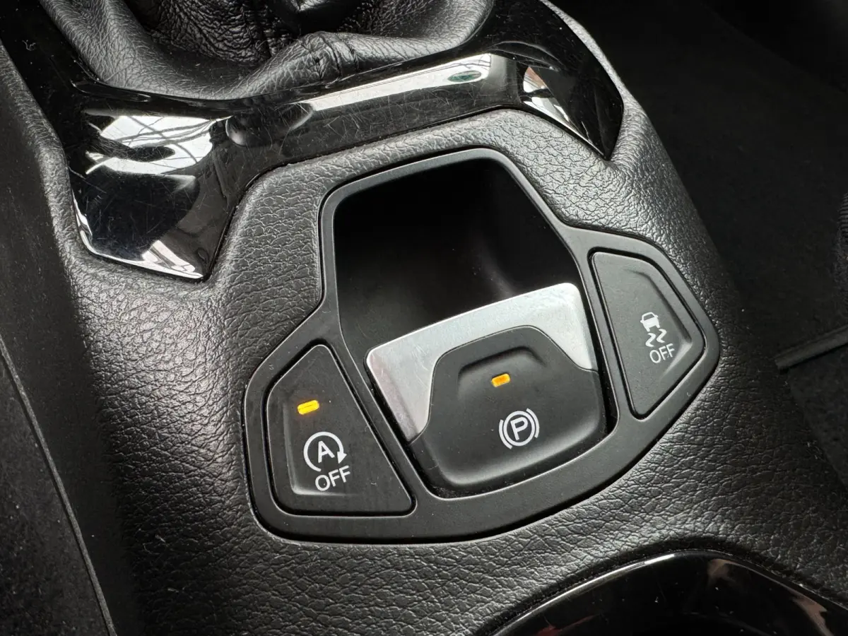 110 E-Torq Black Line | Trekhaak | Carplay/Android Auto | Parkeersensoren achter | Cruise Control | Airco |