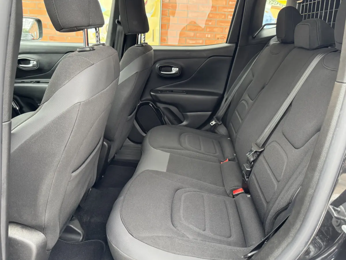 110 E-Torq Black Line | Trekhaak | Carplay/Android Auto | Parkeersensoren achter | Cruise Control | Airco |