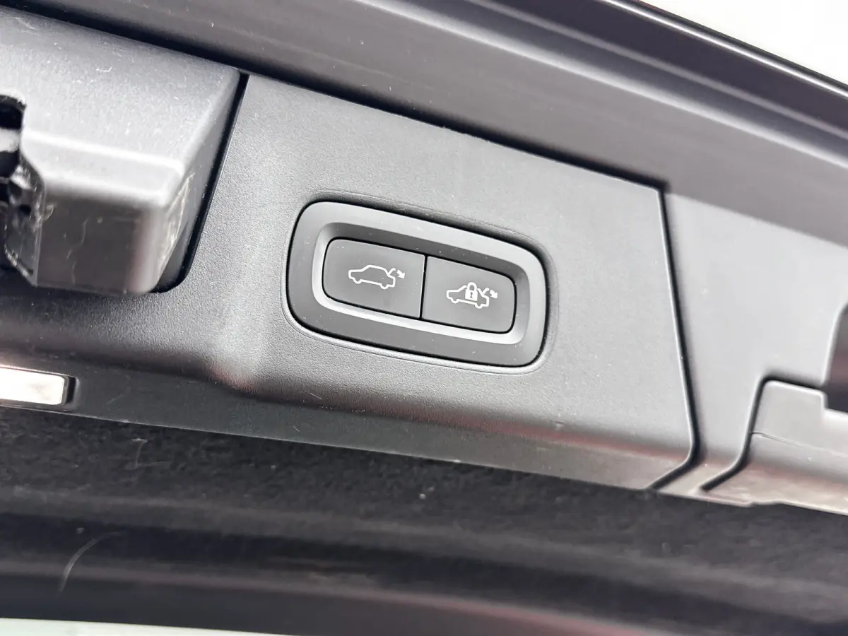 T5 Momentum | 18" | Elektr. Trekhaak | Keyless | Elektr. Achterklep | Half/Leder | Parkeerverwarming | Stoel/Stuur/Achterbankverwarming | Navigatie